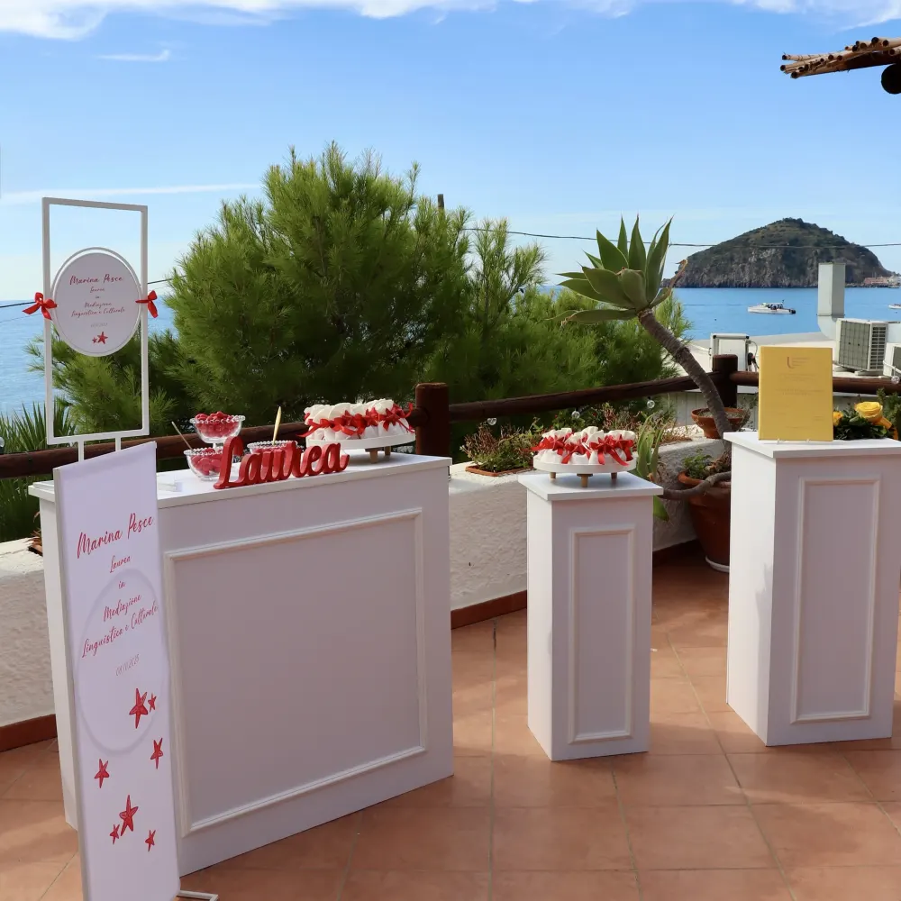 Allestimento festa di laurea in terrazza con vista su Sant'Angelo