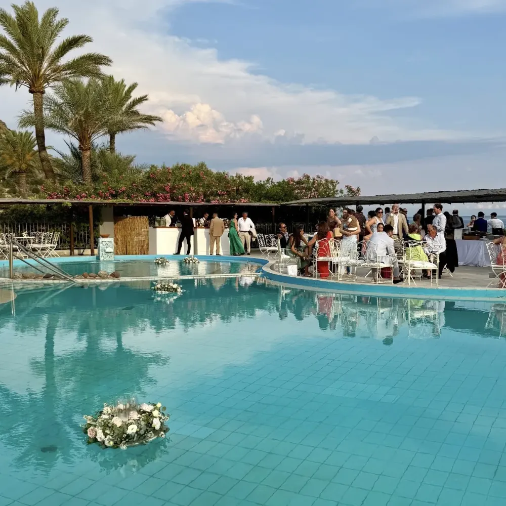 Aperitivo a bordo piscina con fiori galleggianti